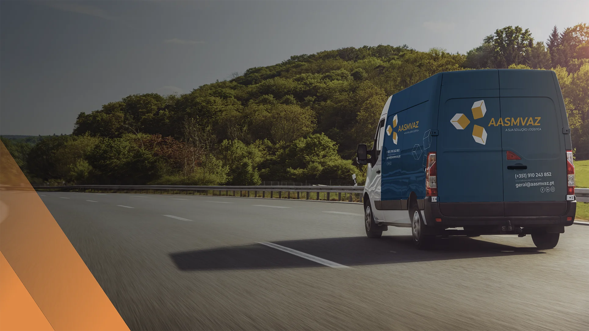 <p>Soluções&nbsp;</p><p>Logísticas</p><p>de Transporte</p>